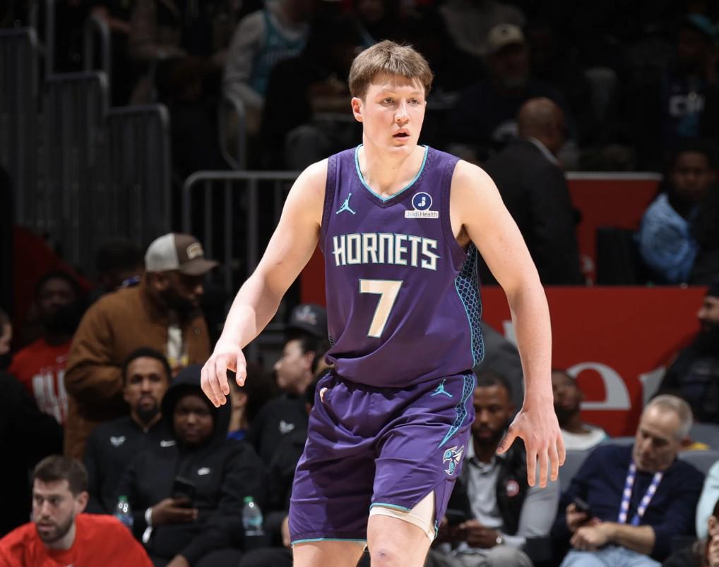 星空娱乐app-NBA新一期新秀榜：克努佩尔反超弗拉格登顶榜首，埃奇库姆第三